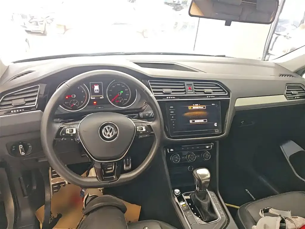 Volkswagen Tiguan L — фото 10