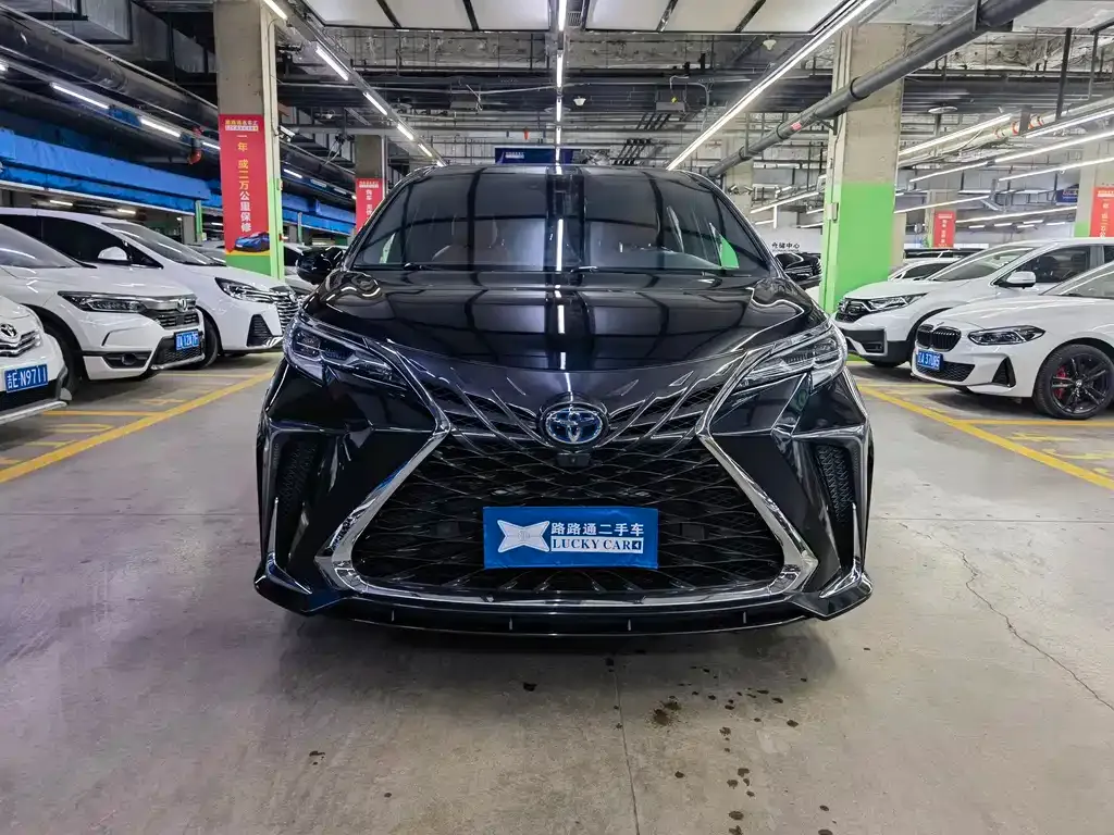 Toyota Sienna 2023 из CN, фото 2