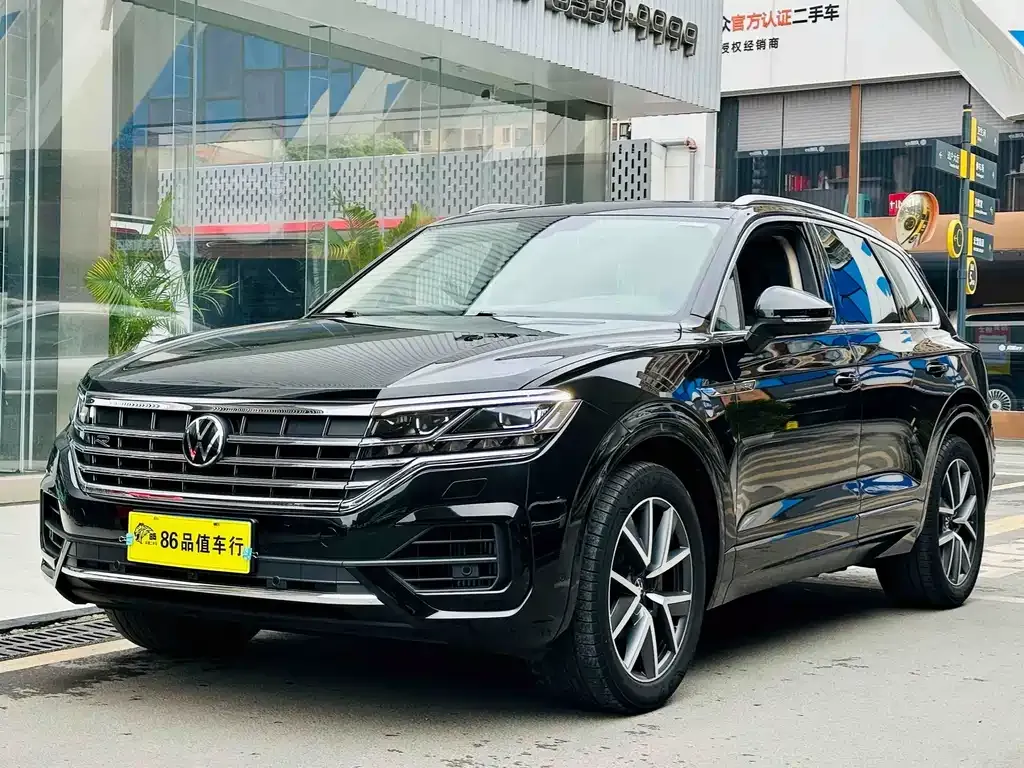 Volkswagen Touareg — фото 1