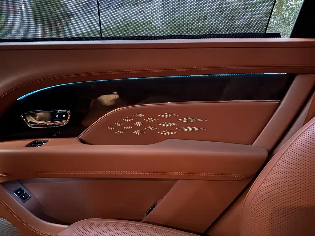 Bentley Bentayga 2023 из CN, фото 10