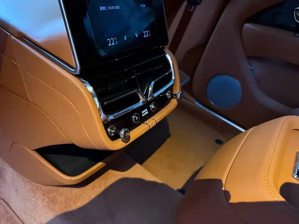 Bentley Bentayga 2023 из CN, фото 8