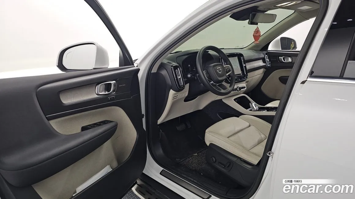 Volvo XC40 — фото 10
