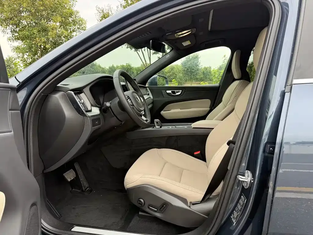 Volvo XC60 2025 из CN, фото 4