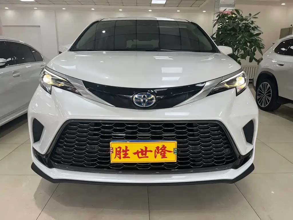 Toyota Granvia 2023 из CN, фото 1