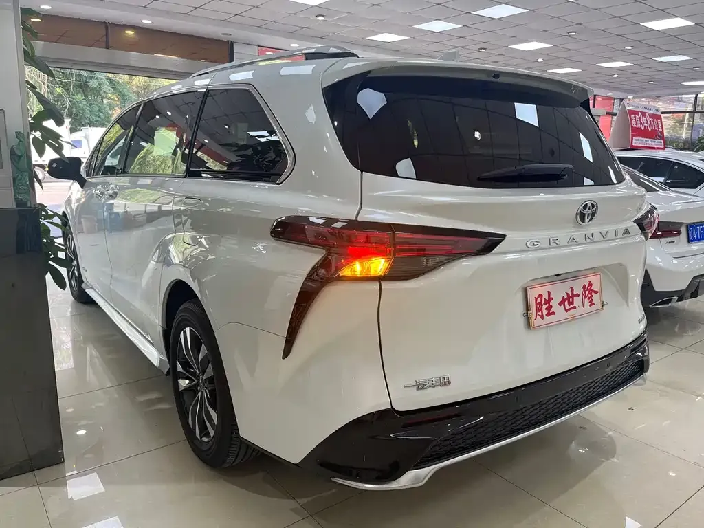 Toyota Granvia 2023 из CN, фото 4