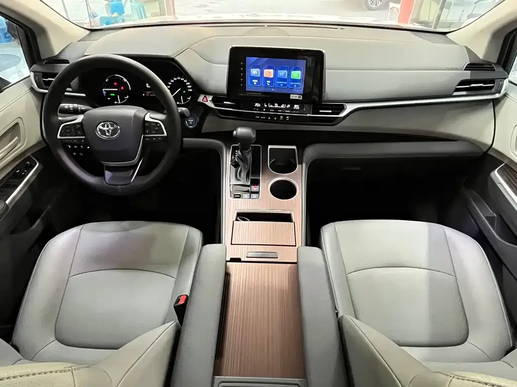 Toyota Granvia 2023 из CN, фото 7
