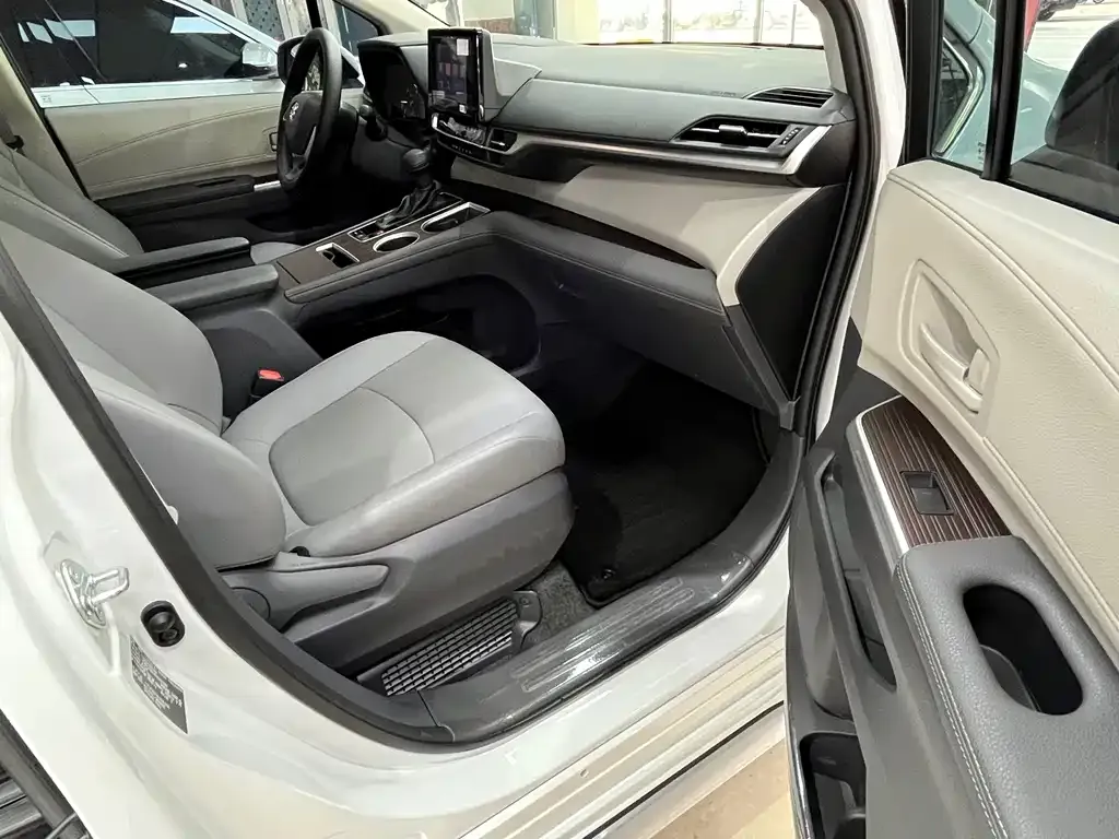 Toyota Granvia 2023 из CN, фото 8
