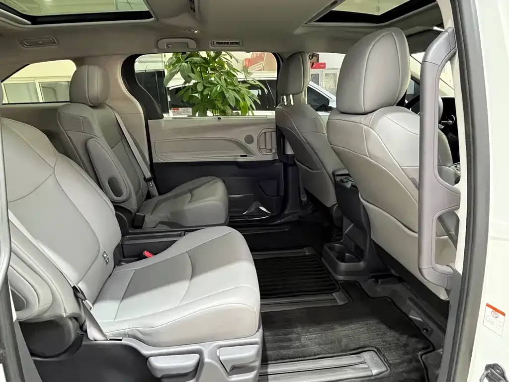 Toyota Granvia 2023 из CN, фото 9