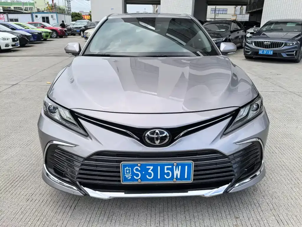 Toyota Camry — фото 2