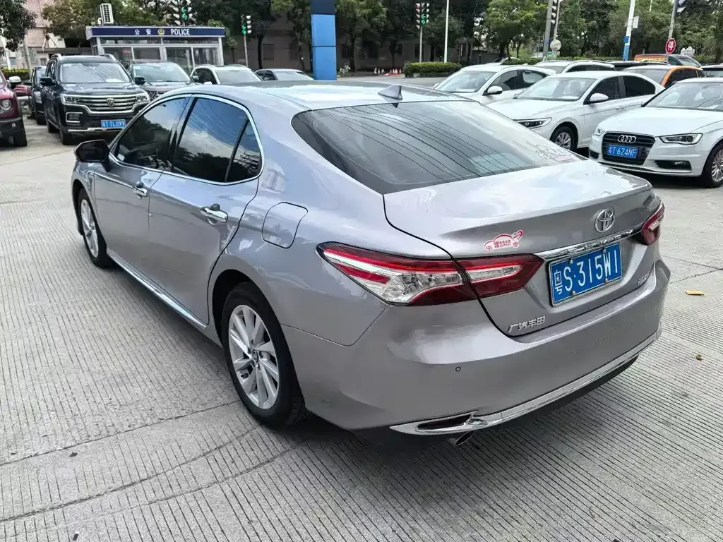 Toyota Camry — фото 6
