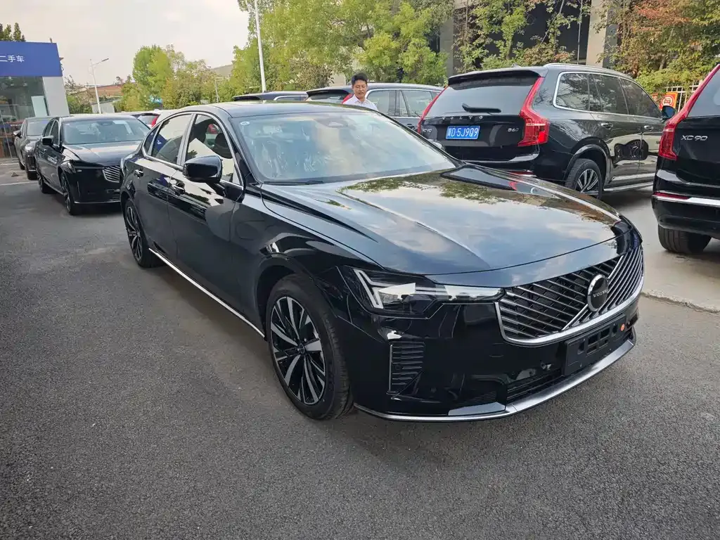 Volvo S90 — фото 1