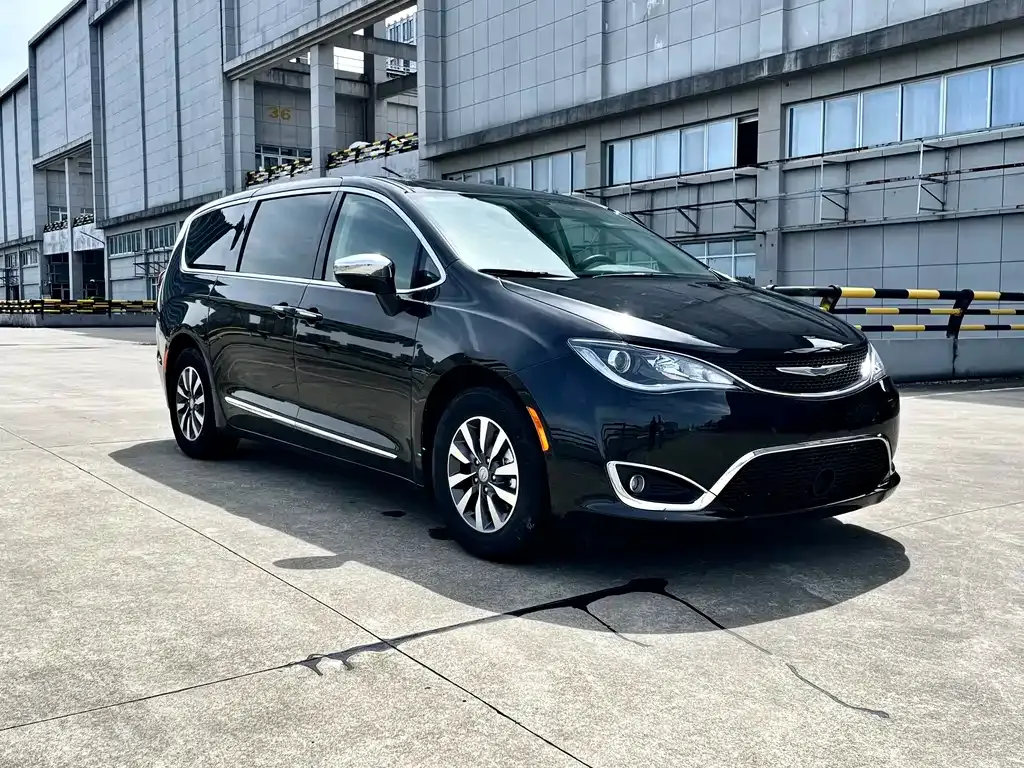 Chrysler Grand Voyager PHEV (Import) — фото 2