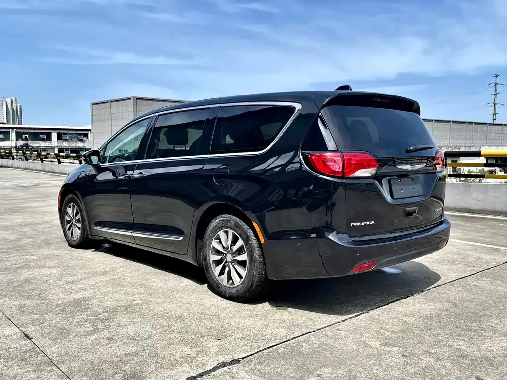 Chrysler Grand Voyager PHEV (Import) — фото 7