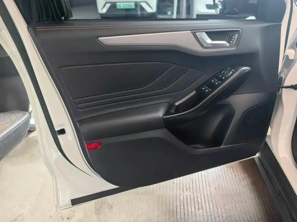 Ford Focus 2023 из CN, фото 7