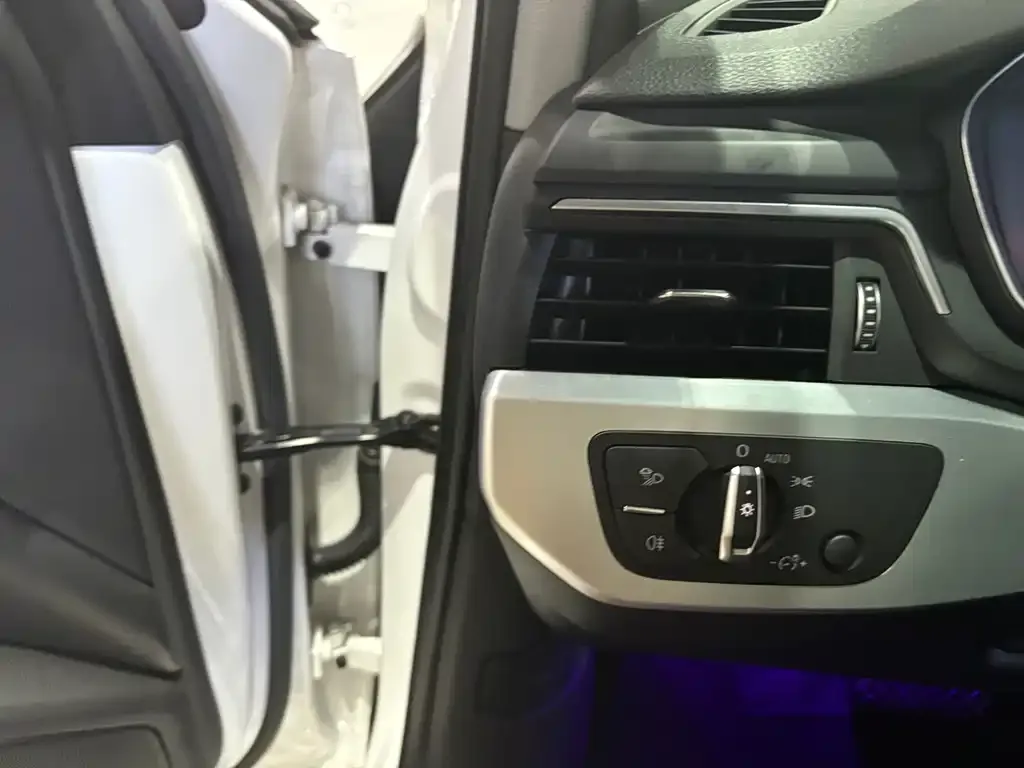 Audi A4L 2021 из CN, фото 6