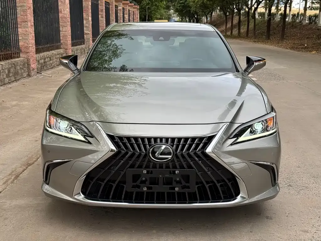 Lexus ES — фото 1