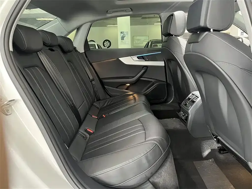 Audi A4L 2021 из CN, фото 7