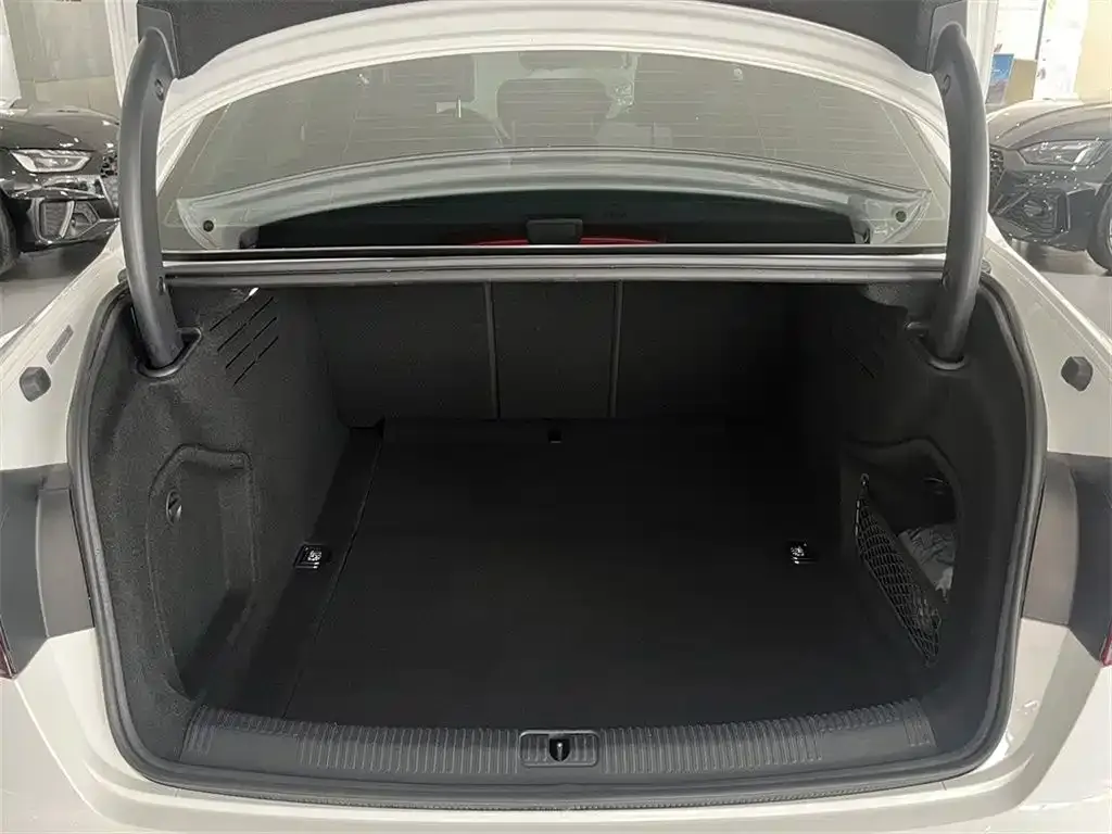 Audi A4L 2021 из CN, фото 9