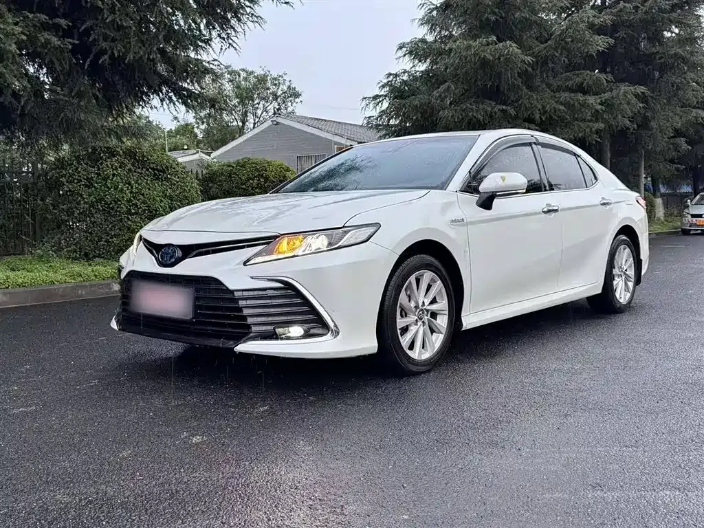 Toyota Camry — фото 2