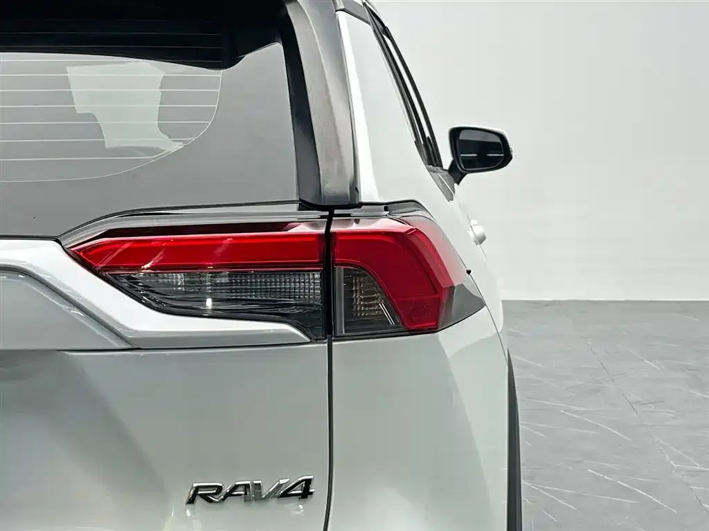 Toyota RAV4 — фото 10