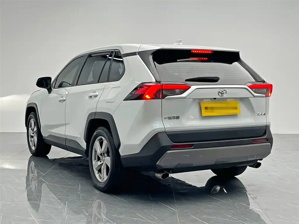Toyota RAV4 — фото 4