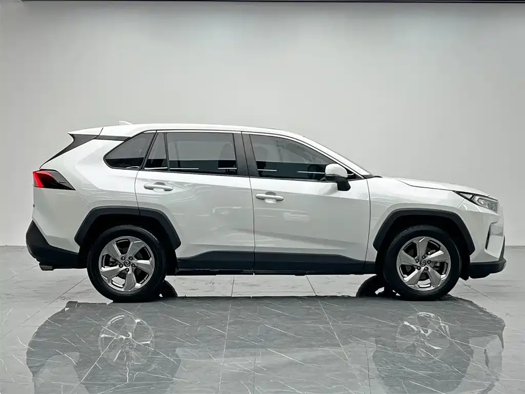 Toyota RAV4 — фото 7