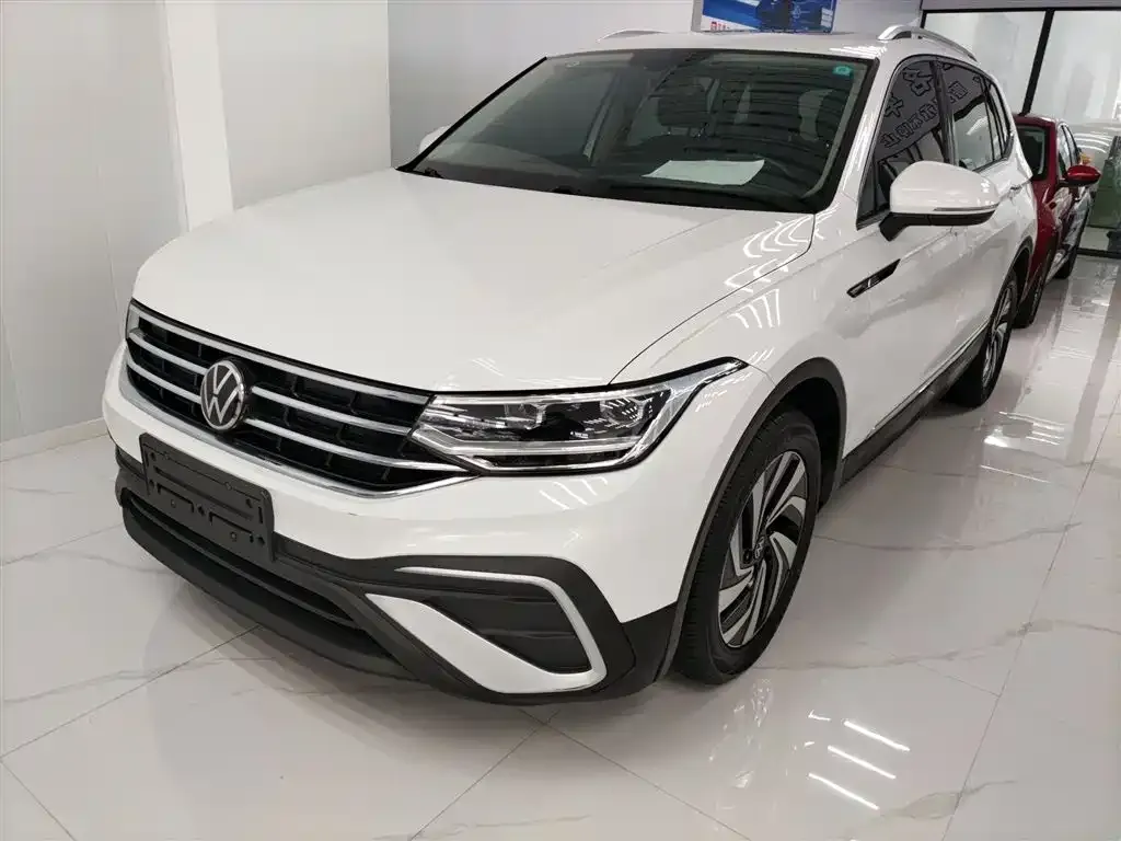 Volkswagen Tiguan L — фото 1