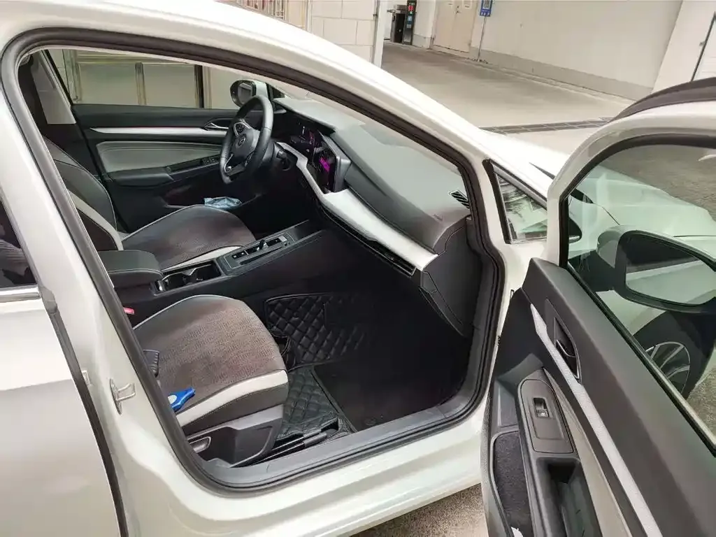 Volkswagen Golf 2023 из CN, фото 7