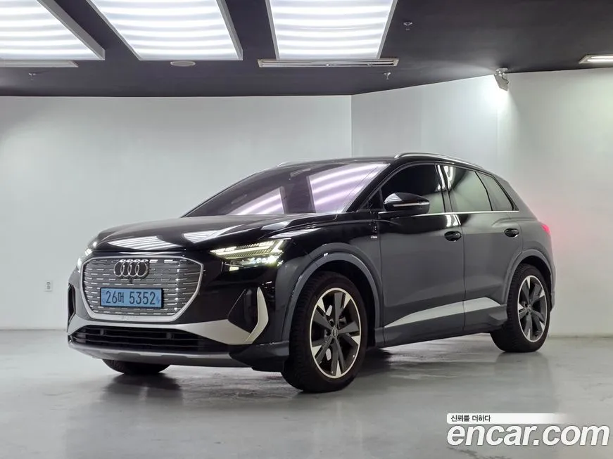 Audi Q4 e-tron — фото 1