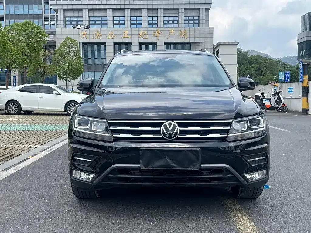 Volkswagen Tiguan L — фото 2