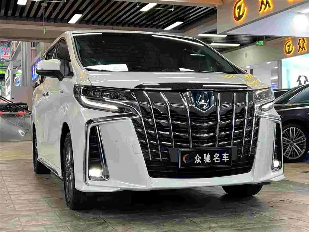 Toyota Alphard — фото 1
