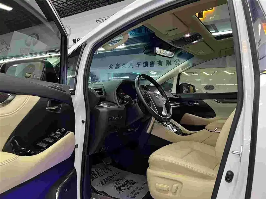 Toyota Alphard — фото 4