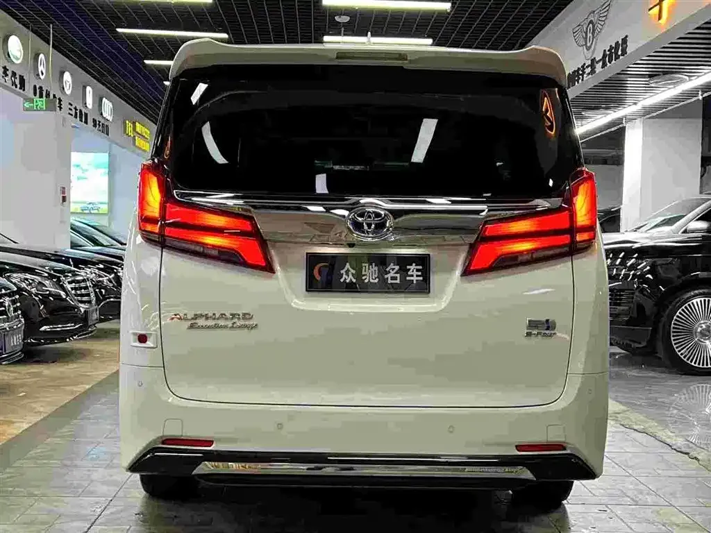 Toyota Alphard — фото 8