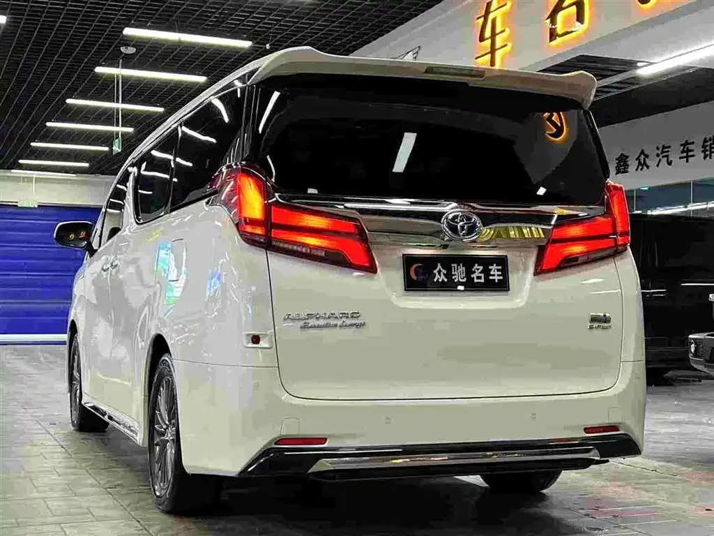 Toyota Alphard — фото 9