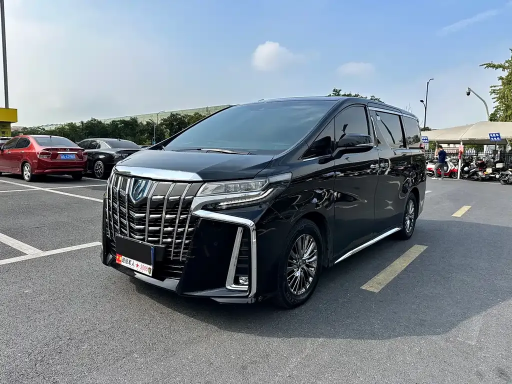 Toyota Alphard — фото 1