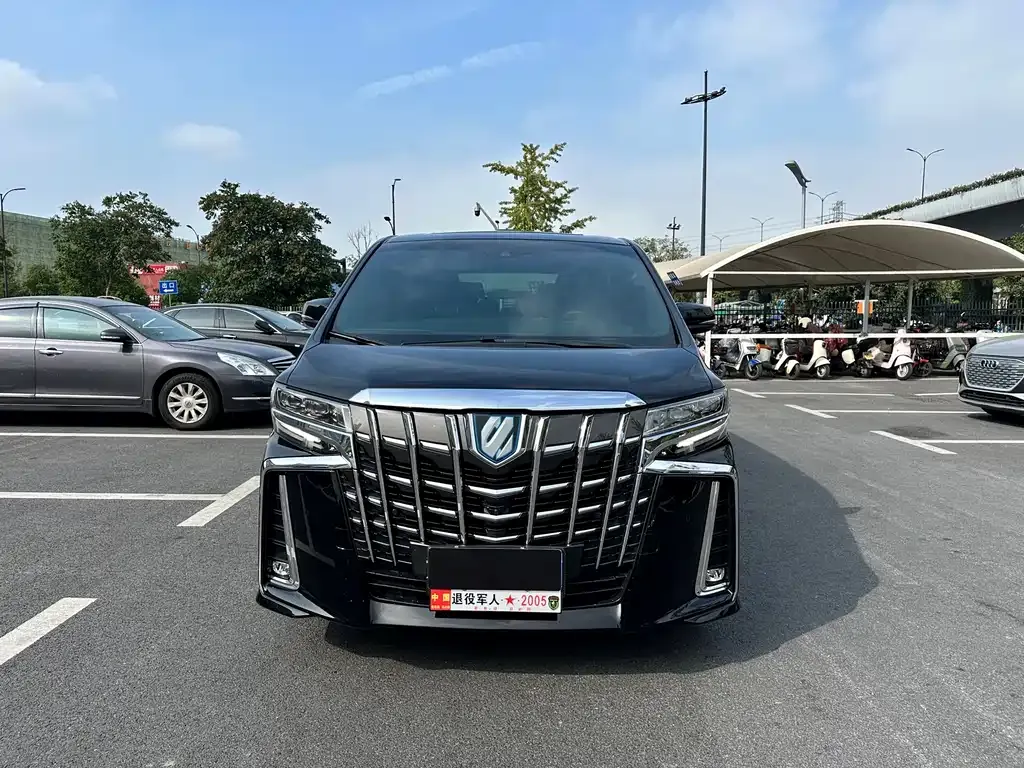 Toyota Alphard — фото 2