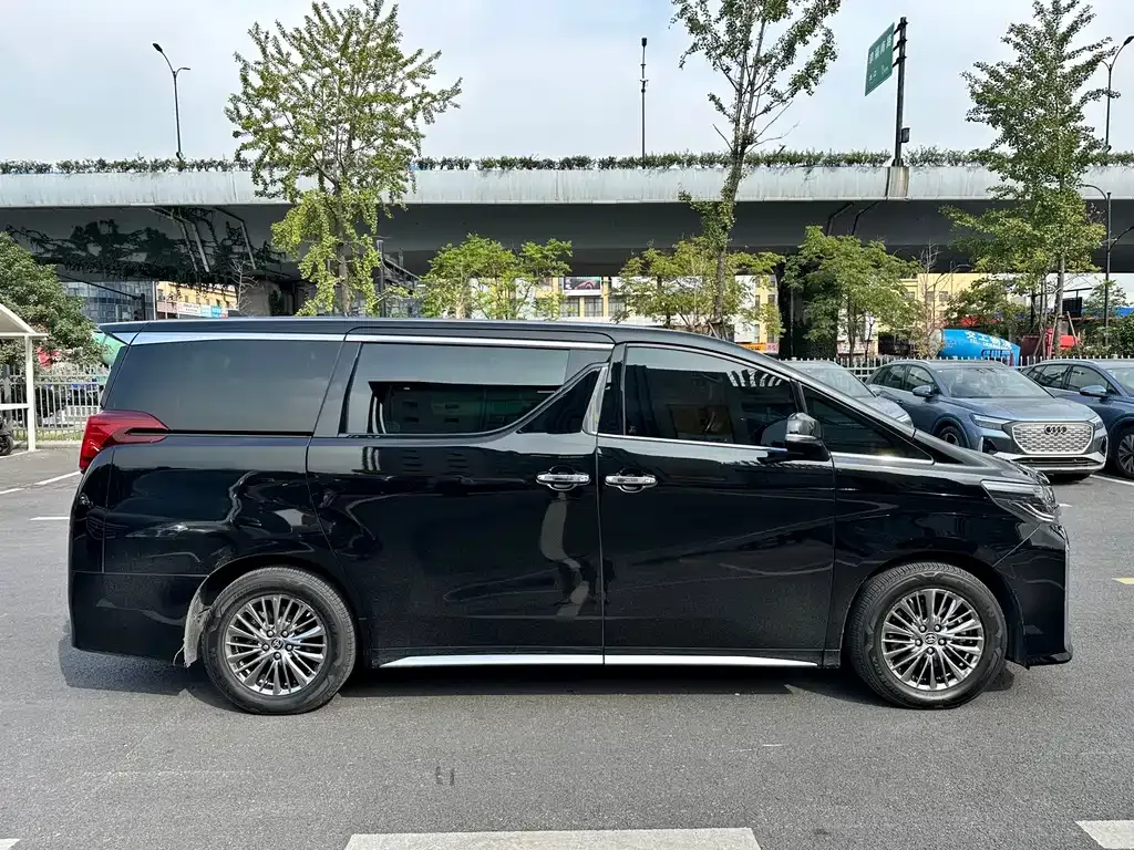 Toyota Alphard — фото 3