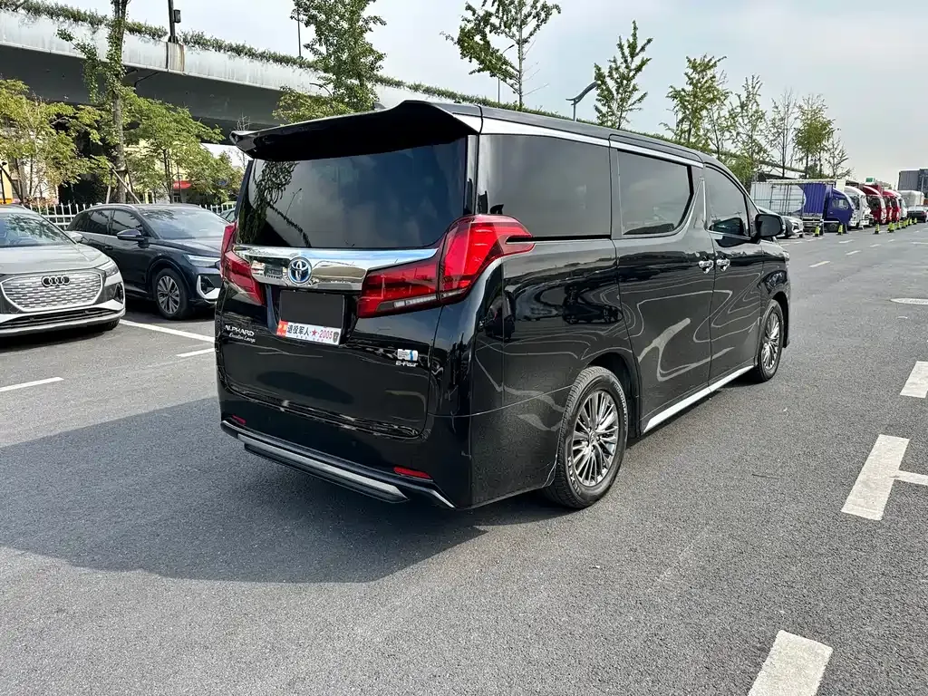Toyota Alphard — фото 4