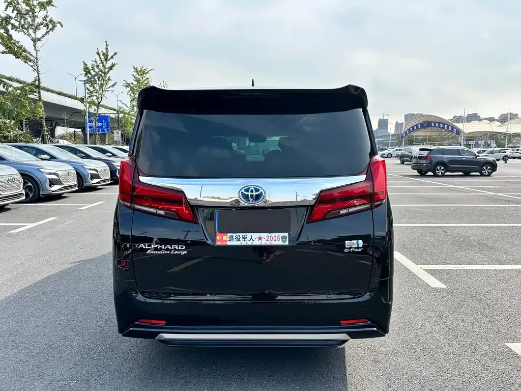 Toyota Alphard — фото 5