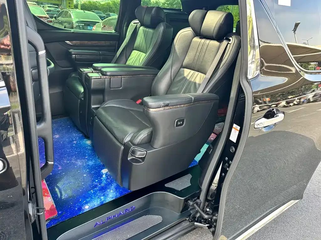 Toyota Alphard — фото 8