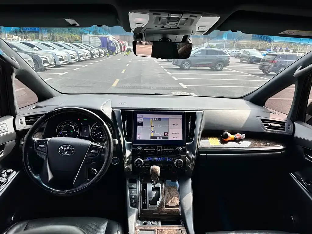 Toyota Alphard — фото 9