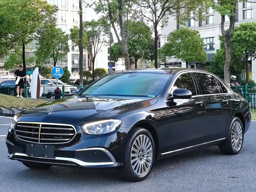 Mercedes-Benz E-Class — фото 1