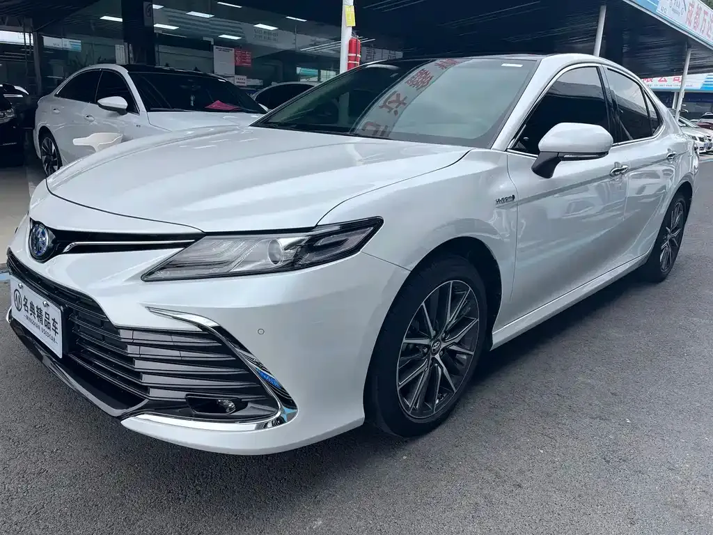 Toyota Camry — фото 1