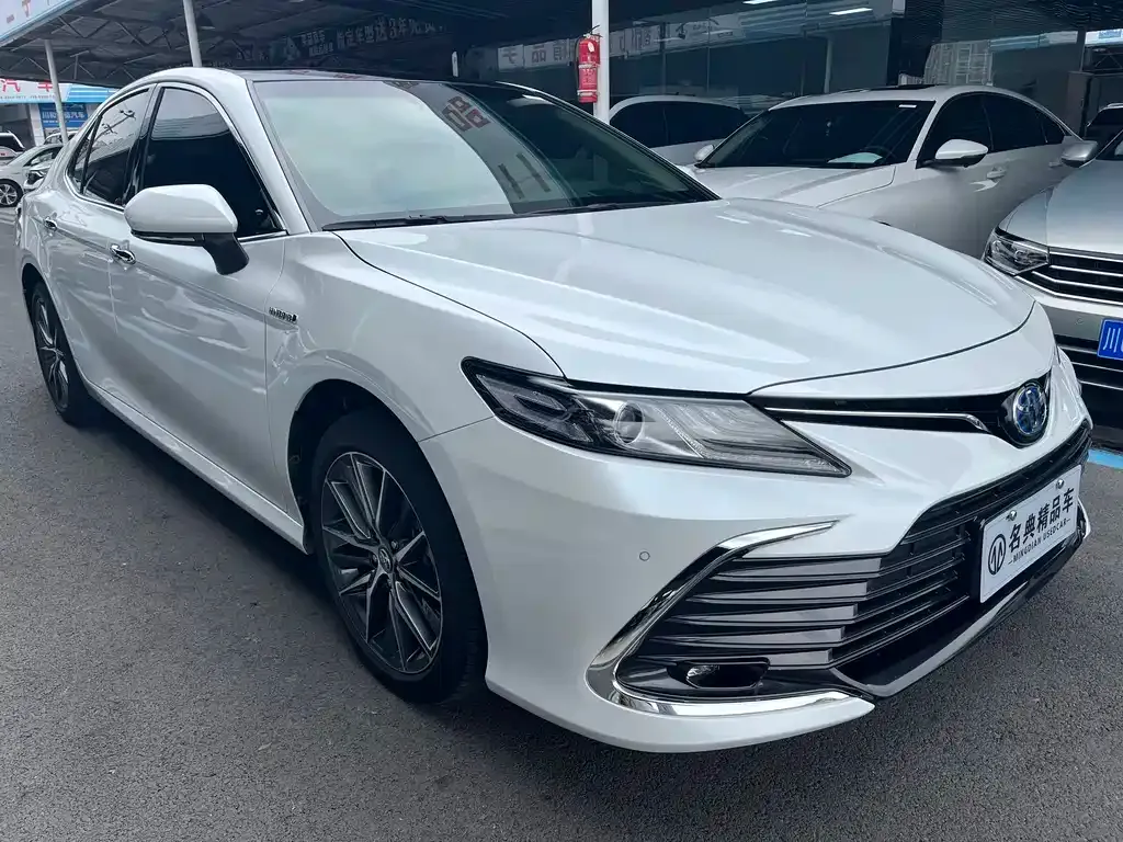 Toyota Camry — фото 3