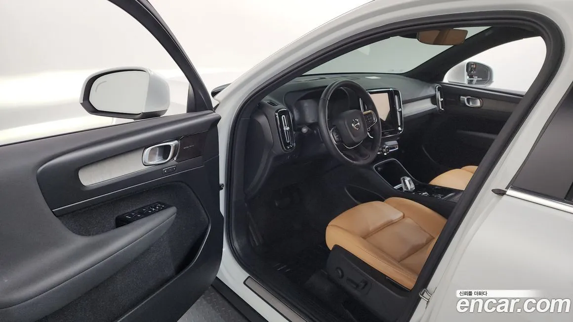 Volvo XC40 — фото 10