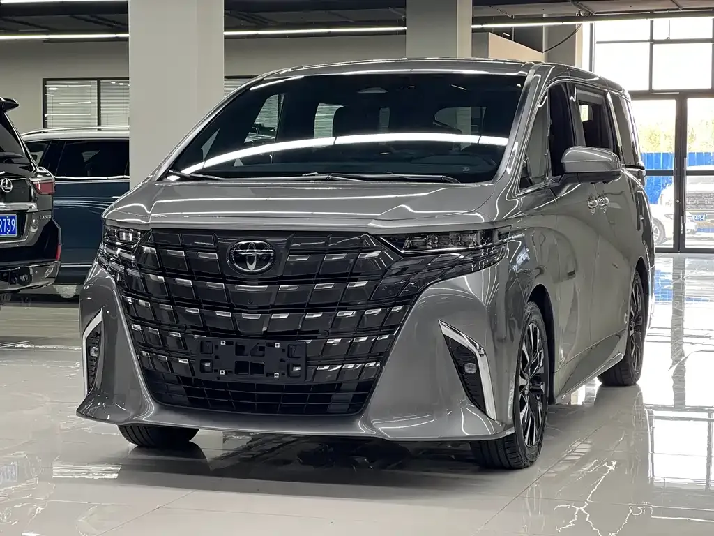 Toyota Alphard — фото 1