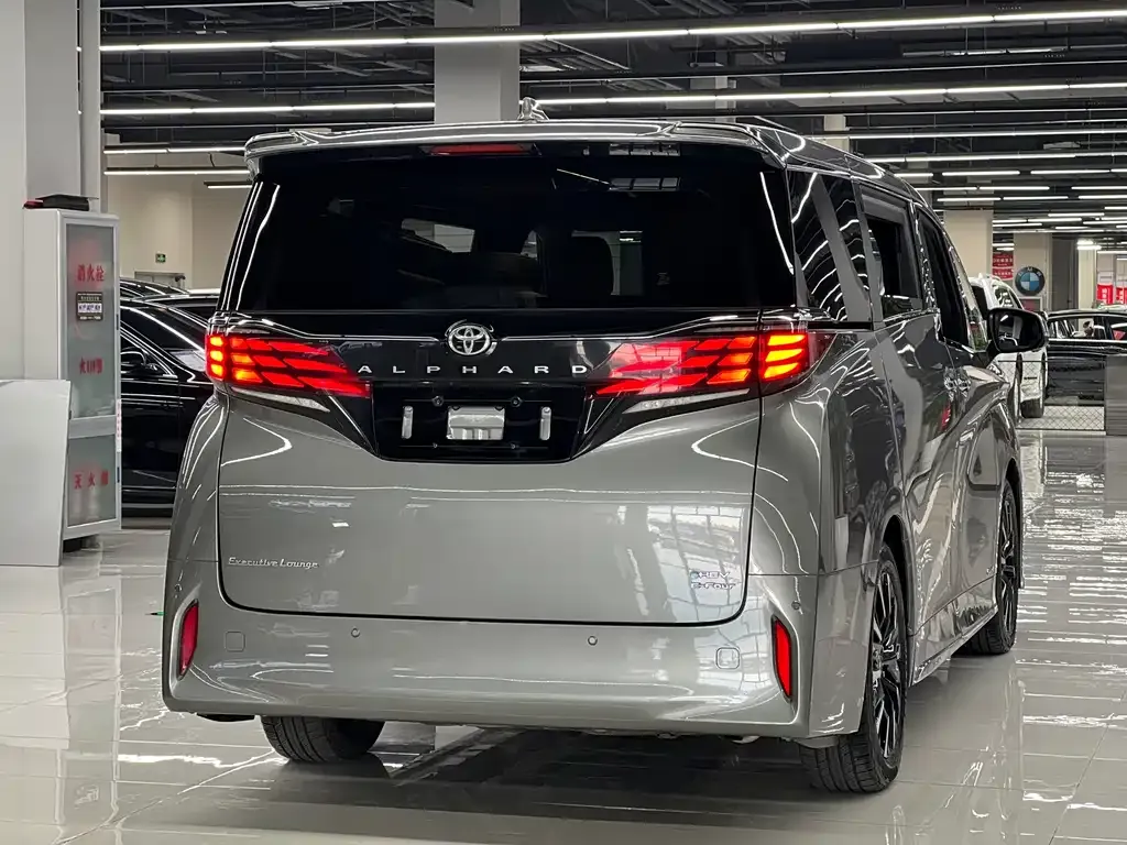 Toyota Alphard — фото 4