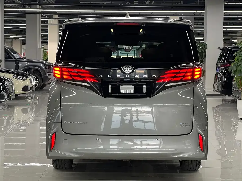 Toyota Alphard — фото 5