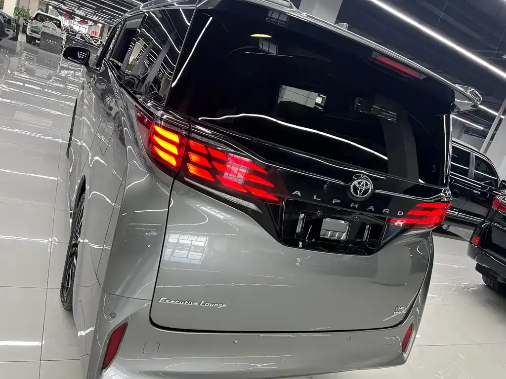 Toyota Alphard — фото 7