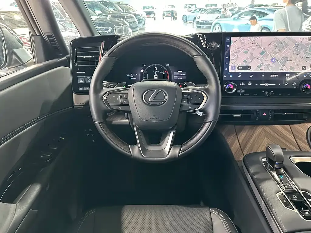 Lexus LM — фото 10